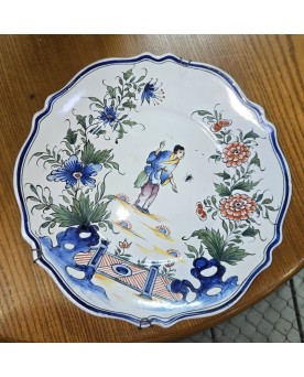 Le village de 58 brocanteurs -Plat en céramique a décors au Chinois