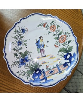 Le village de 58 brocanteurs -Plat en céramique a décors au Chinois