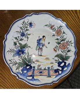 Le village de 58 brocanteurs -Plat en céramique a décors au Chinois