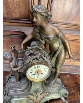 Le village de 58 brocanteurs - pendule époque Art Nouveau