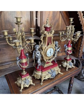 Le village de 58 brocanteurs - Imperial : Pendule et deux candélabres style Louis XV - Baroque en bronze et marbre rouge