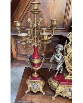 Le village de 58 brocanteurs - Imperial : Pendule et deux candélabres style Louis XV - Baroque en bronze et marbre rouge
