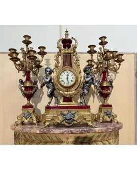 Le village de 58 brocanteurs - Imperial : Pendule et deux candélabres style Louis XV - Baroque en bronze et marbre rouge