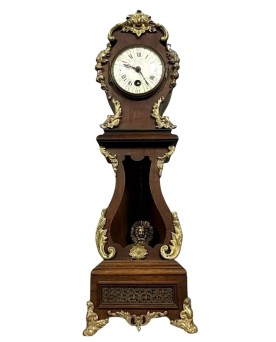 Le village de 58 brocanteurs -horloge de Maitrise figurant un régulateur de parquet en bois et bronzes dorés