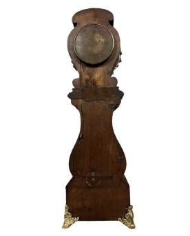 Le village de 58 brocanteurs -horloge de Maitrise figurant un régulateur de parquet en bois et bronzes dorés