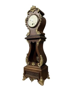 Le village de 58 brocanteurs -horloge de Maitrise figurant un régulateur de parquet en bois et bronzes dorés
