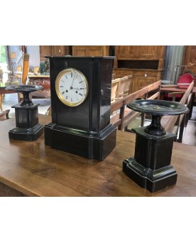Le village de 58 brocanteurs -pendule borne époque Napoléon III avec ses deux cassolettes