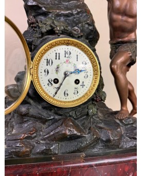 Le village de 58 brocanteurs -Grande Pendule époque Napoléon III En Régule / h 74cm