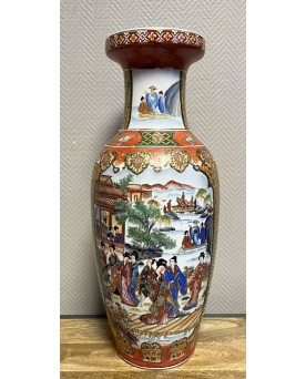 Le village de 58 brocanteurs - Asie XXeme: grand vase en porcelaine à décors de scènes animées / 63cm de haut