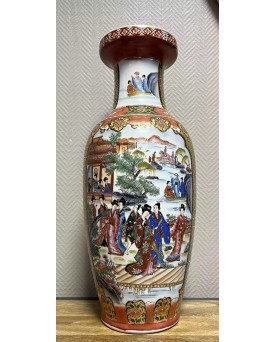 Le village de 58 brocanteurs - Asie XXeme: grand vase en porcelaine à décors de scènes animées / 63cm de haut