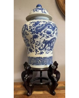 Le village de 58 brocanteurs - Chine XXeme : monumentale potiche couverte en porcelaine / 78cm de haut