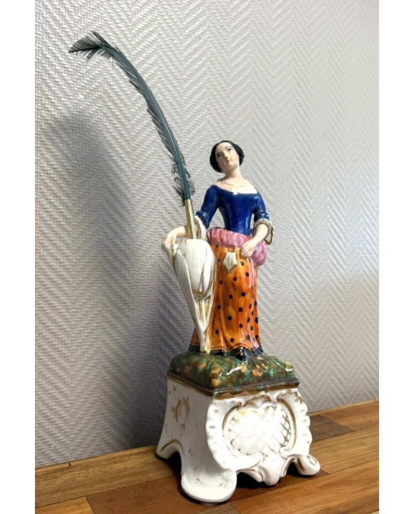 Le village de 58 brocanteurs - Grand sujet porte plume en porcelaine de Paris polychrome époque XIXe