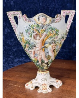 Le village de 58 brocanteurs -Capodimonte : Garniture Tryptique Aux Angelots En Porcelaine époque Début XXeme