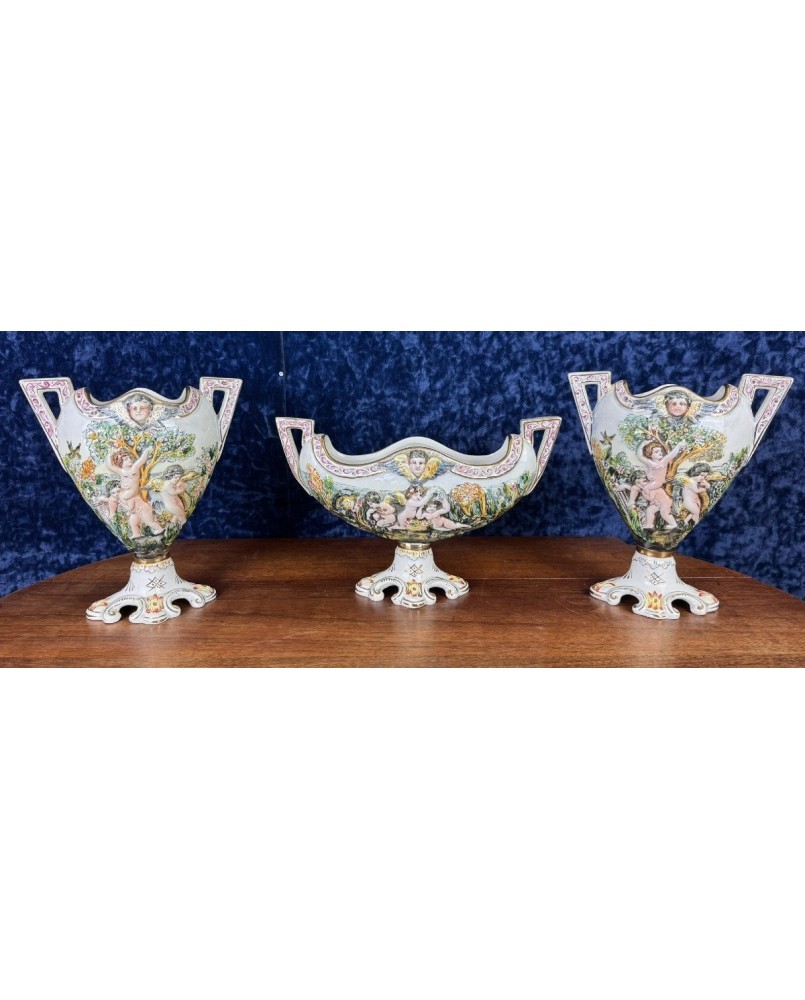 Le village de 58 brocanteurs -Capodimonte : Garniture Tryptique Aux Angelots En Porcelaine époque Début XXeme