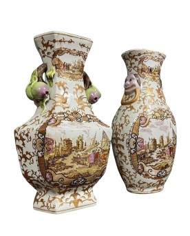Le village de 58 brocanteurs - Deux vases Chinois en Porcelaine à décor polychrome et or de scènes portuaires