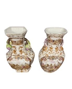 Le village de 58 brocanteurs - Deux vases Chinois en Porcelaine à décor polychrome et or de scènes portuaires