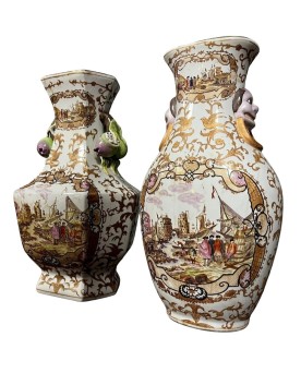 Le village de 58 brocanteurs - Deux vases Chinois en Porcelaine à décor polychrome et or de scènes portuaires