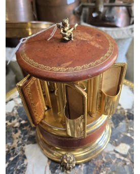 Le village de 58 brocanteurs -boite a cigares / boites a musique / carroussel / automate cuir gaufré, bronze et laiton doré