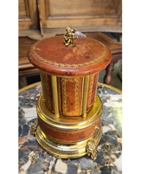 Le village de 58 brocanteurs -boite a cigares / boites a musique / carroussel / automate cuir gaufré, bronze et laiton doré