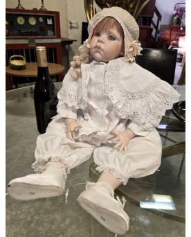 Le village de 58 brocanteurs - Grande poupée de collection en porcelaine