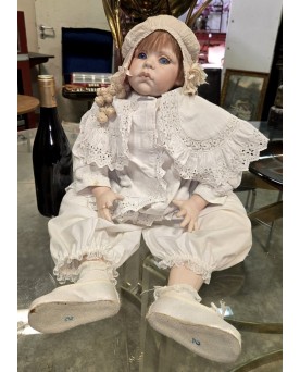 Le village de 58 brocanteurs - Grande poupée de collection en porcelaine