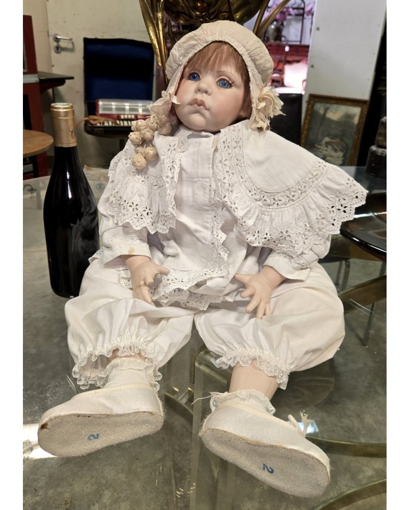 Le village de 58 brocanteurs - Grande poupée de collection en porcelaine