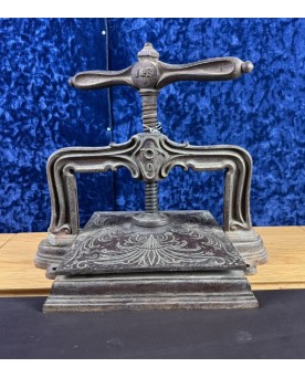 Le village de 58 brocanteurs - Presse A Relier époque Art Nouveau En Fonte