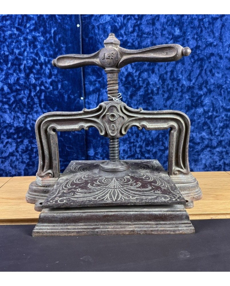 Le village de 58 brocanteurs - Buffet époque Empire en noyer