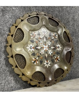 Le village de 58 brocanteurs - Chine XIX : Rare Disque Bi En Jade Céladon A Incrustations De Pierres De Couleur