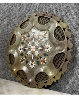 Le village de 58 brocanteurs - Chine XIX : Rare Disque Bi En Jade Céladon A Incrustations De Pierres De Couleur