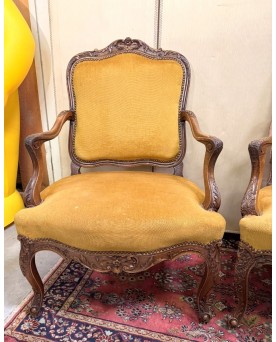 Le village de 58 brocanteurs -Fausse paire de fauteuils Louis XV en noyer entiérement sculptés