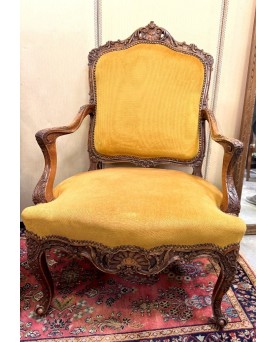 Le village de 58 brocanteurs -Fausse paire de fauteuils Louis XV en noyer entiérement sculptés