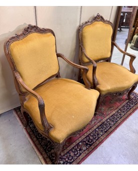 Le village de 58 brocanteurs -Fausse paire de fauteuils Louis XV en noyer entiérement sculptés