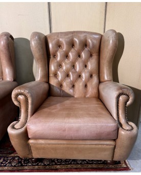Le village de 58 brocanteurs -Paire de fauteuils Chesterfield a oreilles en cuir