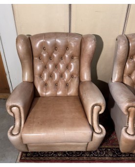 Le village de 58 brocanteurs -Paire de fauteuils Chesterfield a oreilles en cuir