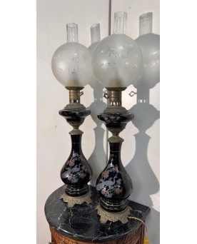 Le village de 58 brocanteurs - grande Paire de lampes à pétrole en porcelaine noire à décor de paons
