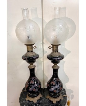 Le village de 58 brocanteurs - grande Paire de lampes à pétrole en porcelaine noire à décor de paons