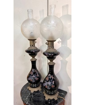 Le village de 58 brocanteurs - grande Paire de lampes à pétrole en porcelaine noire à décor de paons