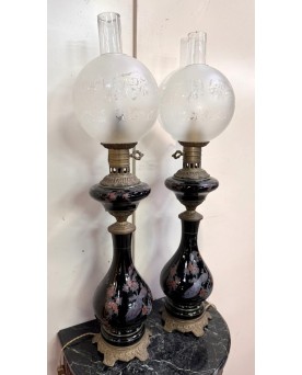 Le village de 58 brocanteurs - grande Paire de lampes à pétrole en porcelaine noire à décor de paons
