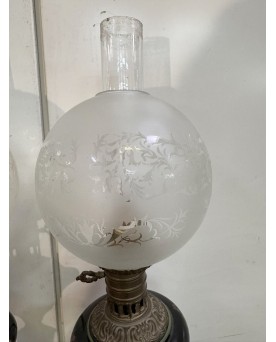 Le village de 58 brocanteurs - grande Paire de lampes à pétrole en porcelaine noire à décor de paons