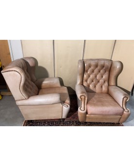 Le village de 58 brocanteurs -Paire de fauteuils Chesterfield a oreilles en cuir