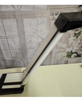 Le village de 58 brocanteurs - lampe de bureau halogène design des années 1980 de JD Aznar style postmoderne