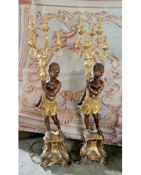 Le village de 58 brocanteurs - Travail Vénitien de style Louis XV : Paire d'importantes nubiens portes torchères
