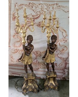 Le village de 58 brocanteurs - Travail Vénitien de style Louis XV : Paire d'importantes nubiens portes torchères
