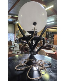 Le village de 58 brocanteurs - insolite lampe moderniste en thermoformé de la marque Mister Babache / haut 103cm