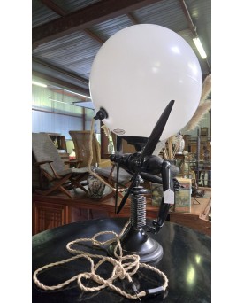 Le village de 58 brocanteurs - insolite lampe moderniste en thermoformé de la marque Mister Babache / haut 103cm