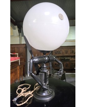 Le village de 58 brocanteurs - insolite lampe moderniste en thermoformé de la marque Mister Babache / haut 103cm