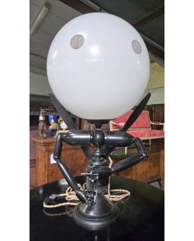 Le village de 58 brocanteurs - insolite lampe moderniste en thermoformé de la marque Mister Babache / haut 103cm